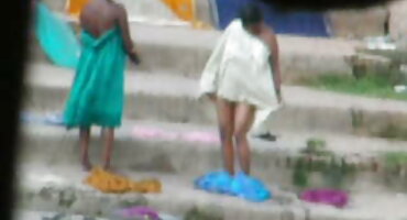 sex trung vú to Cô trải dài trên dương vật của một người phim xx đàn ông trẻ hơn.