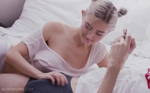 phim sex đồng tính Nằm bấm điện thoại cũng không yên với con ghệ eva elfie